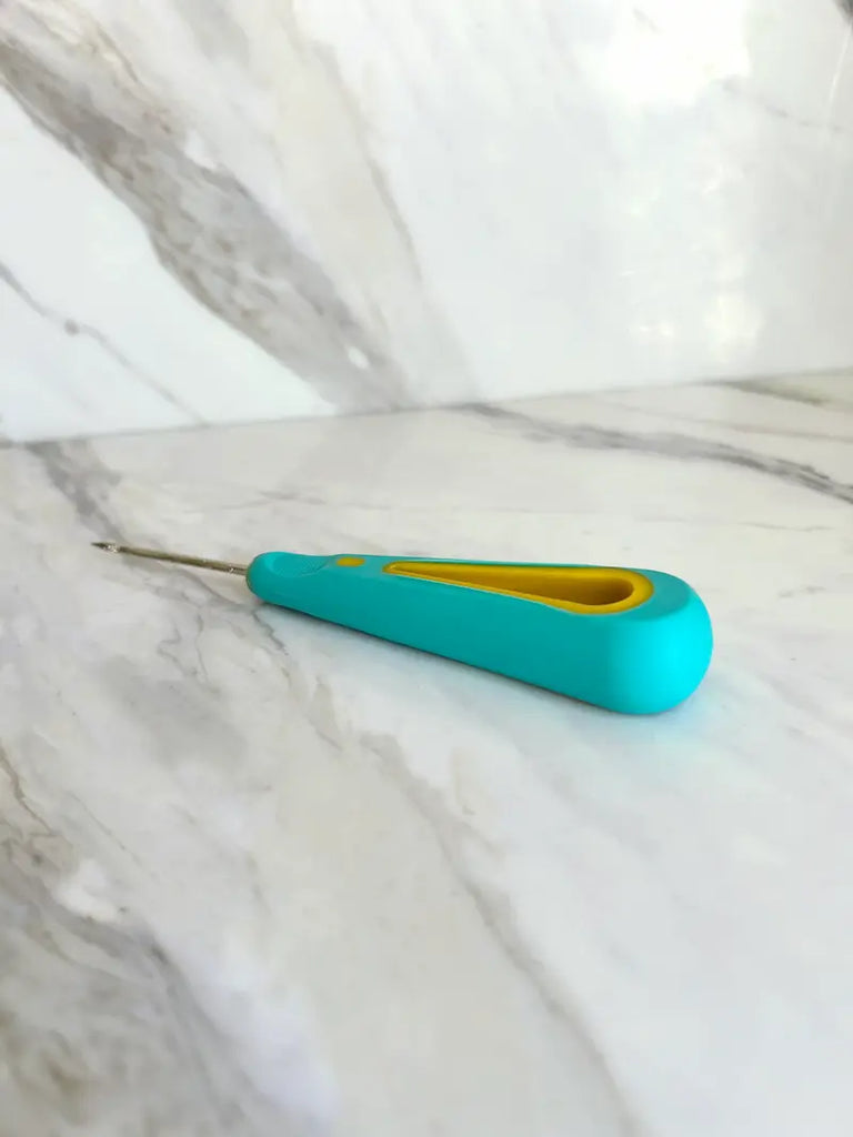 Enhebrador / perforadora para pabilos para velas